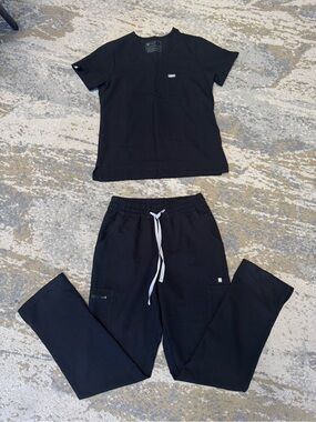 FIGS Black scrub set